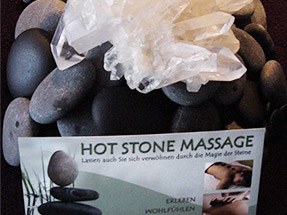 Hotstone-Massage in der Praxis für Physiotherapie Manuela Lampe
